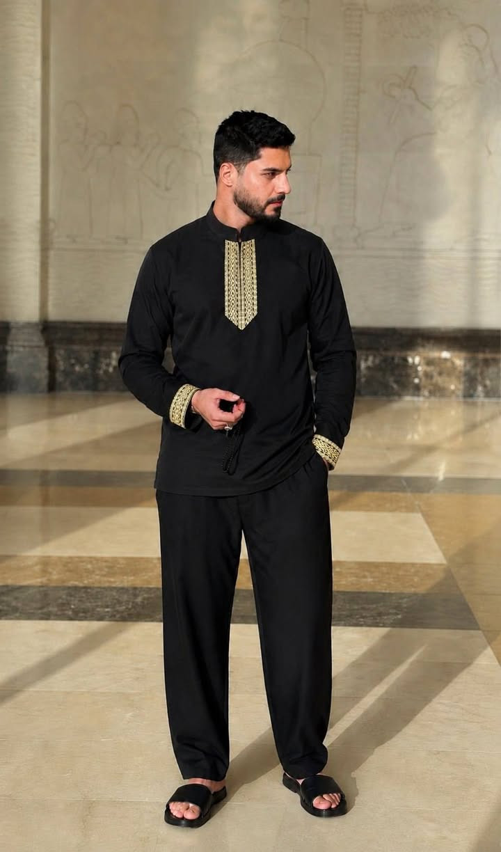 🦁 زي شور رجالي شبابي بتطريز يدوي🖤 

☑️ مناسب للطلعات، الزيارات، المناسبات بااللون الأسود المميز سيد الألوان 🖤🖤😍

✔️يأتي بتطريز فاخر وأكمام طويلة 
✔️سحاب مخفي بالعنق 
✔️قماش گريب تركي فاحم فول ليكراا
✔️تطريز أنيق باللون الفضي والذهبي ✔️

القياسات M/L/XL/2XL/3XL


**إذا كنت صاحب هذا الإعلان وتريد حذفه لأي سبب، رجاءا أرسل رسالة إلى الدعم الفني**