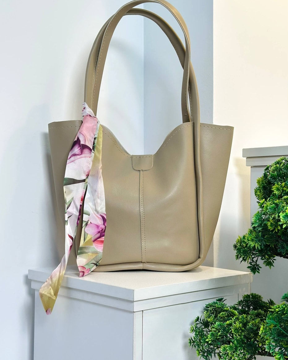 جنط نسائي/تم تكرار الموديل 
سعر المفرد 12 آلاف دينار
سعر الدرزن 90 ألف دينار
قياس 22 × 38 سم 
واتس اب :***********
واتس اب :***********
