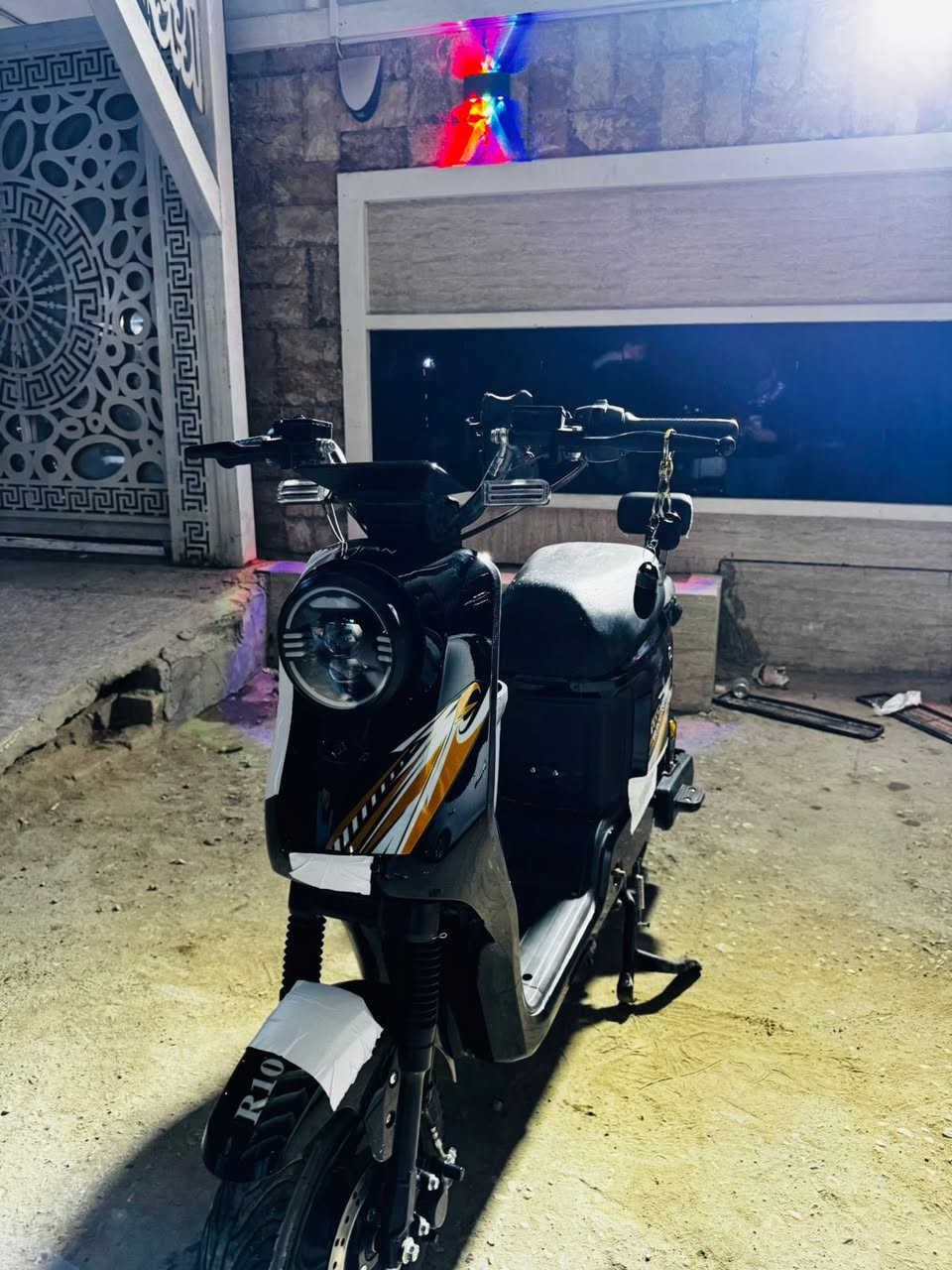 السلام عليكم دراجه شحن R10 للبيع جديد بطاريات خمسه كبار وبصمه وسيوج ثنين مكاني ناصريه مركز رقمي ***********
