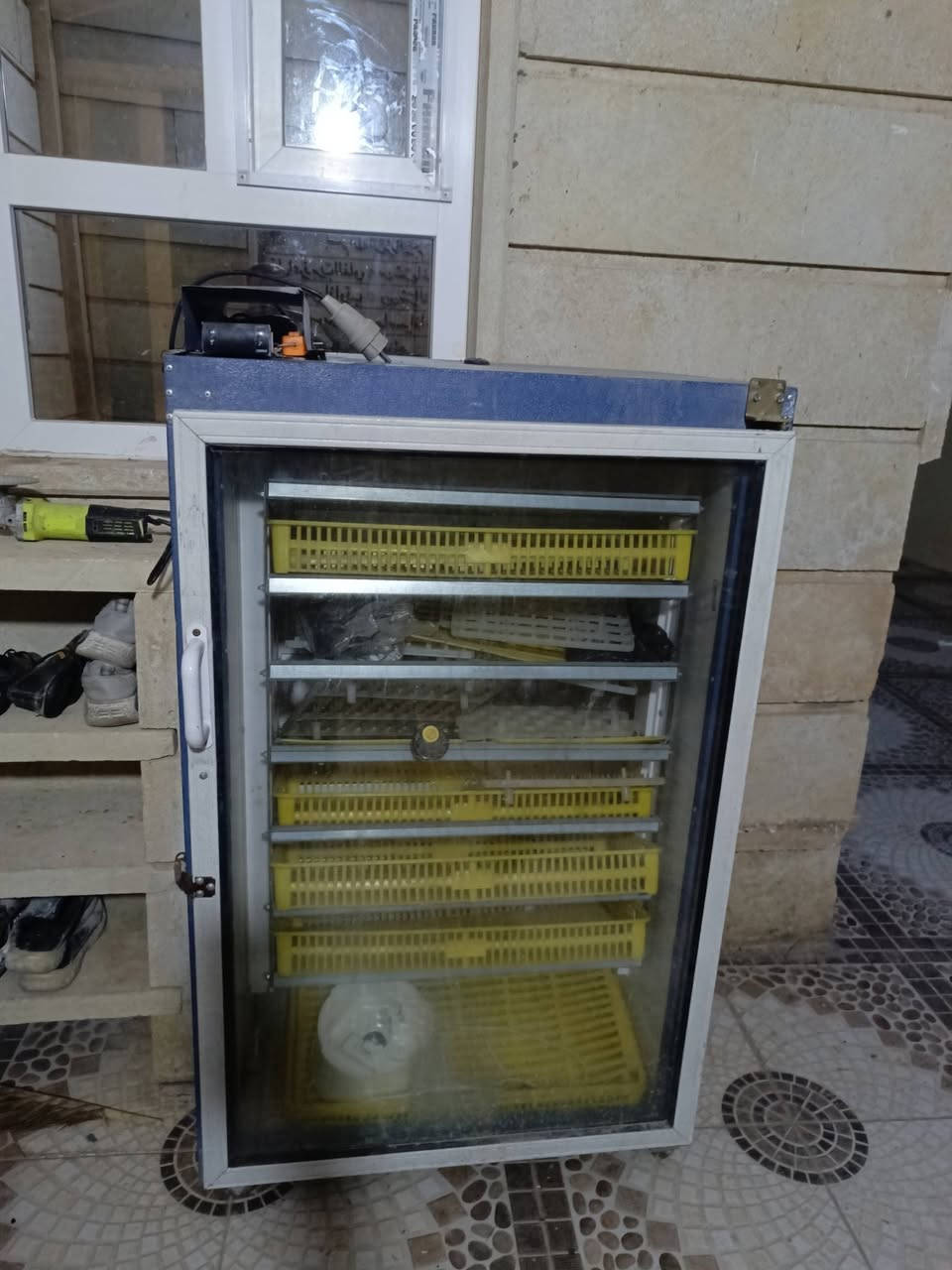 مفقص كامل هو وغراضه. للبيع. 500 الف موقع. برطله 
***********
