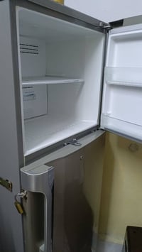 ثلاجه. نوعية توشيبه  نظافه 100% للبيع سعره 135 بيها مجال قليل للستفسار...