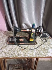 مكينة خياطة • معها ميز • هيت