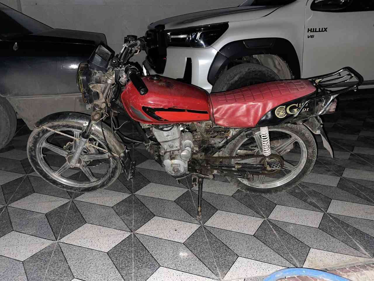 دراجه سيفان خمسه كير سلف يرادله بس كهربائيات الدراجه نشطه
سعرها ٣٢٥ وبيها مجال قليل 
***********
