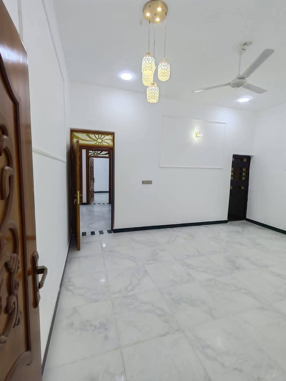 أسعد الله اوقاتكم بكل خير 💢
متوفر دار سكان البيع المساحه 200متر 

موقع البيت البصرة أبو الخصيب شارع كوت ثويني قريب علا صيديله

موقع راقي 🟥 

البيت يحتوي علا

3قرف منام 

وصاله

ومطبخ

ديوان 

صحيات داخلي وخارحي 🔷 

وكراج سياره بيت كلش حلو ومرتب🟥

نوع العقار طابو زراعي عراقي سند 25 

سعر البيت ب123اوبي مجال 

الستفسار والنتصال علا 

***********
