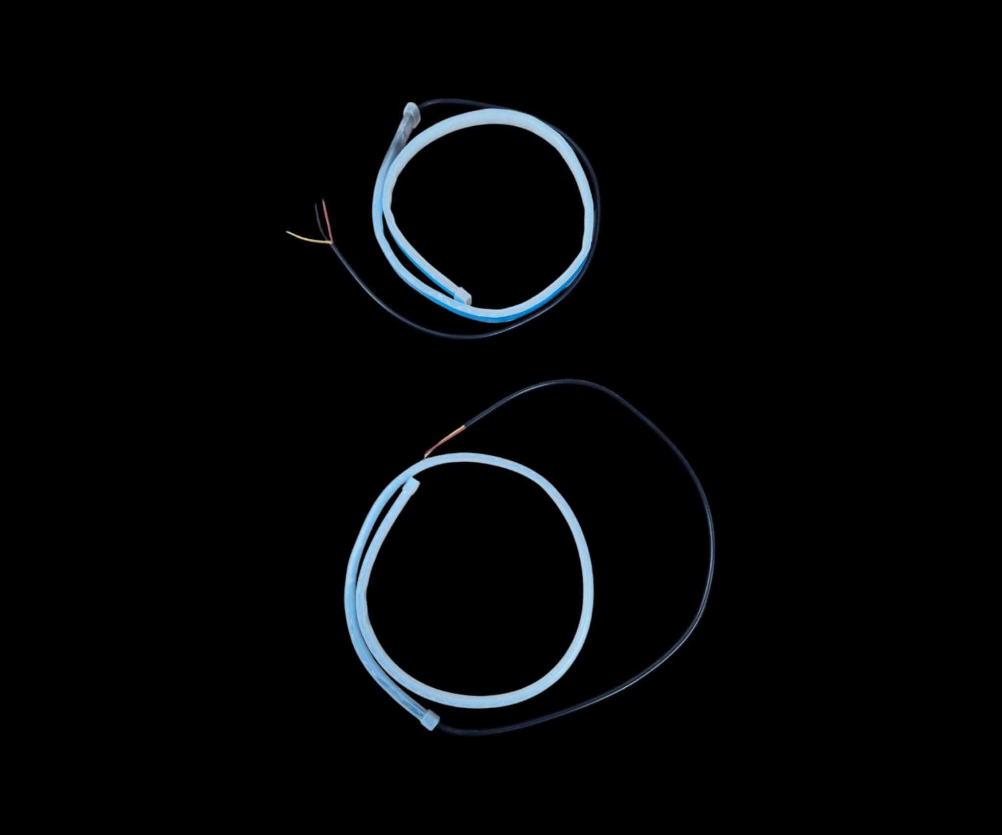 شريط إضاءة أمامي مرن للسيارة (حاجب LED) – 60 سم
استخدامات

إضاءة نهاريةتجميلية لواجهة السيارة وزوايا المصابيح.

تحسين الرؤية الجانبية وإبراز خط الحاجب بشكل عصري.

مناسب لمعظم السيارات 12V وللتعديل الخفيف (DIY).

مميزات

شريط سيليكون مرن “Light Guide” بطول إضاءة 60 سم لكل جهة.

أسلاك توصيل بطول 40 سم لكل شريط لسهولة السحب داخل بيت المصباح.

يعمل على نظام 12V باستهلاك منخفض وحرارة تشغيل أقل.

يمكن تركيبه داخل بيت المصباح أو أسفل الغطاءعلى حافة الفانوس.

مقاوم لرذاذ الماء والغبار للاستخدام اليومي (مناسب للهيكل الخارجي).

يأتي قطعتين (يمينيسار) لمظهر متناظر.

محتويات الصندوق

2 × شريط LED مرن 60 سم(يمين + يسار).

أسلاك توصيل مثبتة على كل شريط (≈ 40 سم).

العلبة: 16 × 15 × 3 سم.

طريقة الربط

يوصل على بطاريةACC السيارة 12V:

- السلك الأسود: سالب (هيكل السيارة).
- السلك الأحمر: موجب الإضاءة الأساسيةACC.
- سلك ثالث ( أصفر): يُشبك مع مثبت إشارة الانعطاف لنفس الجهة للحصول على وضع إضافي (مثل وميضنمط ثانٍ).
- نصيحة: جرّب التوصيل قبل التثبيت لتحديد وظيفة كل سلك بدقة.

ملاحظات

يفضّل التركيب لدى كهربائي سيارات، أو التأكد من العزل الجيد بعد التوصيل.

نظّف سطح التركيب جيدًا، وثبّت الشريط بمحاذاة حافة الفانوس.

المنتج مخصص لجهد 12V فقط (غير مناسب لـ 24V).

تجنّب تعريضه مباشرةً لماء الضغط العالي بعد التركيب.


**إذا كنت صاحب هذا الإعلان وتريد حذفه لأي سبب، رجاءا أرسل رسالة إلى الدعم الفني**