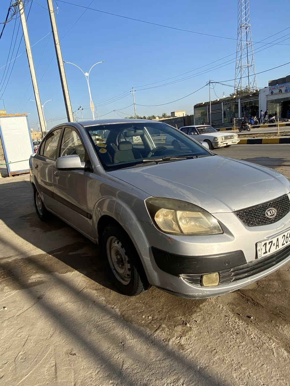 السلام عليكم كيه ريو للبيع
السياره راح اكتب تفاصيله كلش. 

السياره بيه ظربه بل جاملغ الخلفي. 

وبيه ملاحظات. 

السياره جاهزه للخير مكينه كير. تبريد تدفئه. كهربائيات. كله شغال 

سنتر لو. شاشه تاب. جاهزه. للخير. 

حداديه كامله السياره توني مسويه 

رقم انكليزي. وسنويه لل 30. راعيه موجود ويريد مداور 

السعر 63 وبيه. مجاال. بسيط. 

للستفسار. هااذ رقمي. ***********
