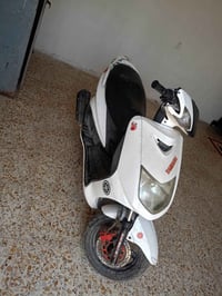 درجة سكنس نثية للبيع كوم حديد نقصهة بس كابريته الدراجه نضيفة وكفراتهة ...
