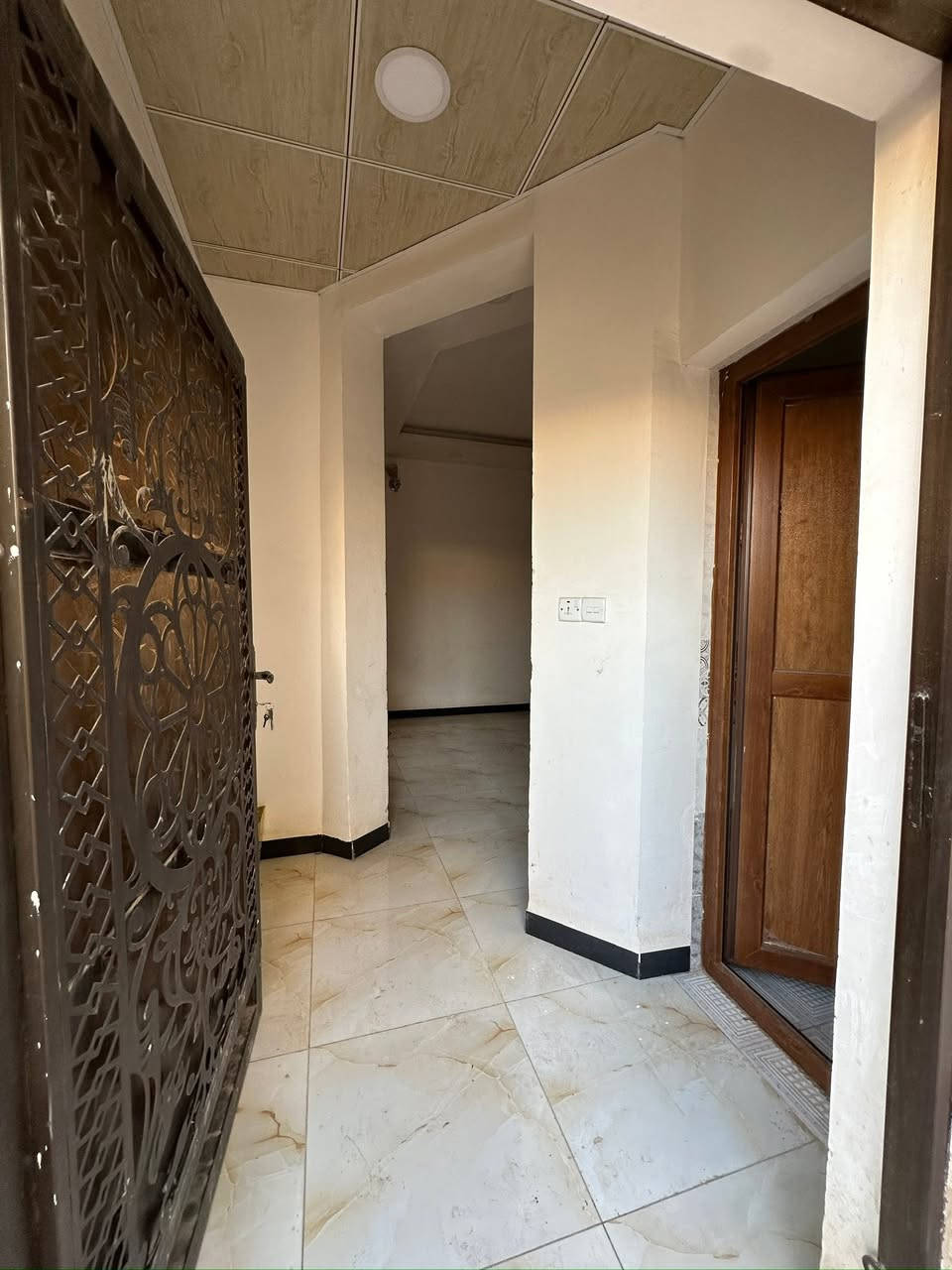 دار  للبيع - (مجمع ابراج مول )
بيع نقد فقط
مسدد كامل 
  موقع مميز جداً 
المساحة: 200م2  طابقين 
20*10
عرض الشارع:20 م  تبليط 
طابقين 
- عدد غرف النوم: ٤ 
 استقبال
صالة
مطبخ  
 كراج سيارة

 الاستفسار  اتصال ع 
***********
