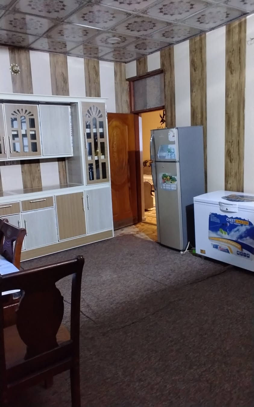 السلام عليكم 
الدار للبيع المساحه 176 يحتوي على غرفه وصاله واستقبال ومطبخ ومجمع صحيات داخل البيت وخارجه العنوان بابل الورديه قرب جامع الشيخ حمزه العبود الفرع الأول مقابل أسواق جمانه 
للاستفسار ***********
