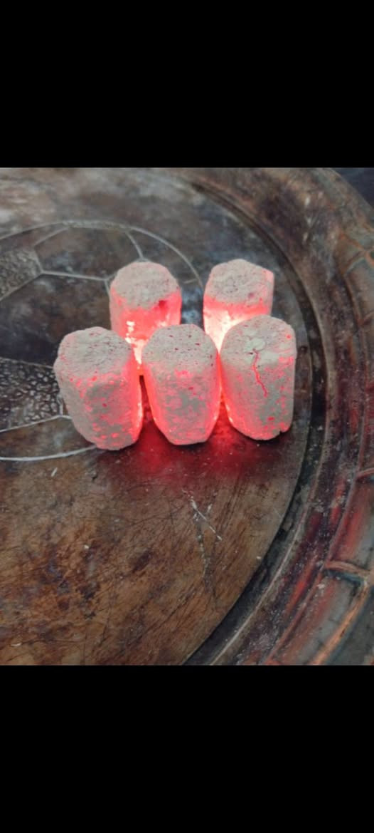 بمناسبة عيد الرمضان المبارك تخفيضات  فحم فنكر وزن عشرة كغم سعرة ٢٢الف واصل بغداد لاريحة والدخان ولا اي غاز رماد مقبول قوية بشكل مو طبيعي  للاستفسار ***********  واتس اب
