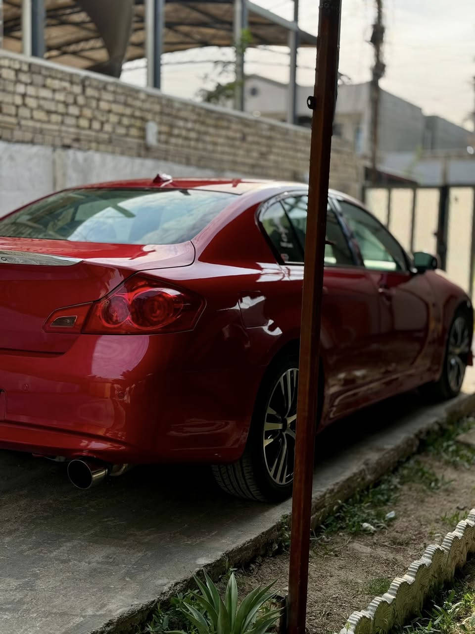 �✨ عيدكم مبارك وكل عام وأنتم بخير ✨🌙
أسأل الله أن يعيده عليكم بالصحة والبركة 🙏

� للبيع: Infiniti G37XS موديل 2010 (فل أوبشن )

سيارة نظيفة جداً (بدون غرق) بحالة ممتازة، مناسبة لعشاق الأداء والشكل الرياضي 👌

🔧 المواصفات والتعديلات:

 • ستيرن فورجد مع شاشة + RPM

 • تغيير لون من الأحمر الطماطي إلى لون 🔥 Q50 RedSport

 • مجاولq50

 تخم ويل Q50

 • شوت لونك تيوب 3 إنچ

 • داون بايب + Y بايب + دبات أكسل بلاك + طلقات (Corsa)

 • برمجة Uprev (5 مابات):�

 1 بنزين عادي

 2 بنزين محسن (استخدام يومي)

 3 طلقات + فليم 🔥

 4 ماب مع إضافة محسنات للبنزين 

 5 ماب خبطة (Performance)

 • 

السيارة بيهة دعامية s+ دوس s  وكشنات s حضن كهرباء والحضن شغال 

واكسل lsd قفل 

راتيتر المحرك مال R/T جديد وراديتر التبريد جيضاً جديد مع اضافة مراوح ثنين اماميات 

💡 إضافات وتفاصيل:

 • تبديل عدسات اللايتات+ حلقات (إضاءة أقوى وشكل أجمل)

 • تغليف عوازل كامل للأبواب والصندوق 

 • تغليف داخلي فورجد ✨

⚠️ ملاحظة:

 النواقص : • السيارة بيهة مشكلة البصمة لازم بس من قريب تفتح وتشتغل عادي بدون اي مشاكل وتحتاج فقط دوشمة (غرفة)

والباقي كلشي كامل وشغال ١٠٠٪؜

💰 سيارة جاهزة من كل النواحي تقريباً + صرف عليها هواية

باسمي تحويل مباشر 

📍 السعر: ١٢٥  

المكان بغداد اليرموك 

للتواصل على الرقم ***********
