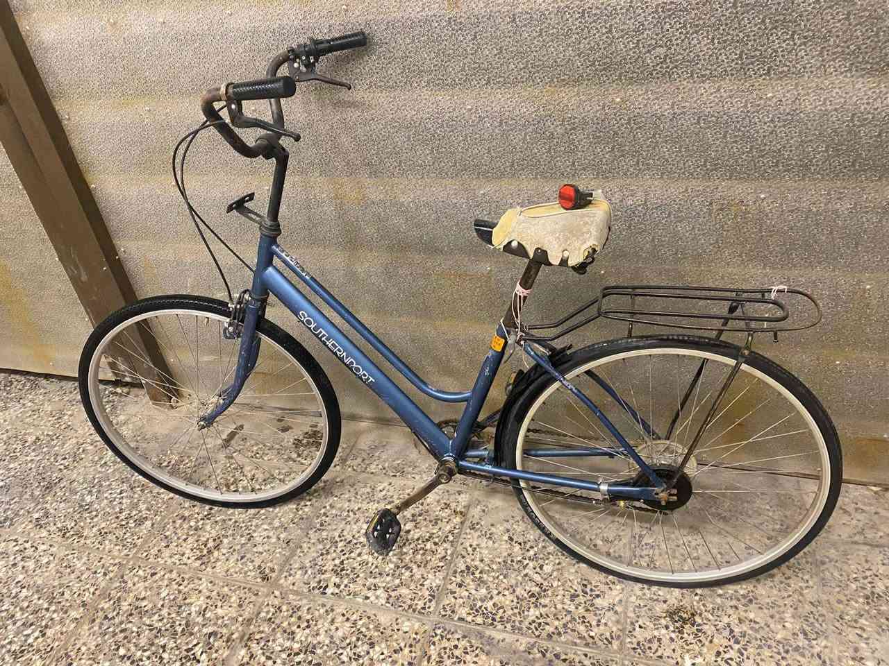 سلام عليكم شباب هذه البايسكل للبيع ياباني اصلي شرط الفحص البايسكل نضيف بس يرادله تبديل تأير خلفي بس البايسكل نضيف السعر 50 الف وبي مجال عنواني بغداد الغزاليه تواصل خاص او على الرقم *********** واتساب
