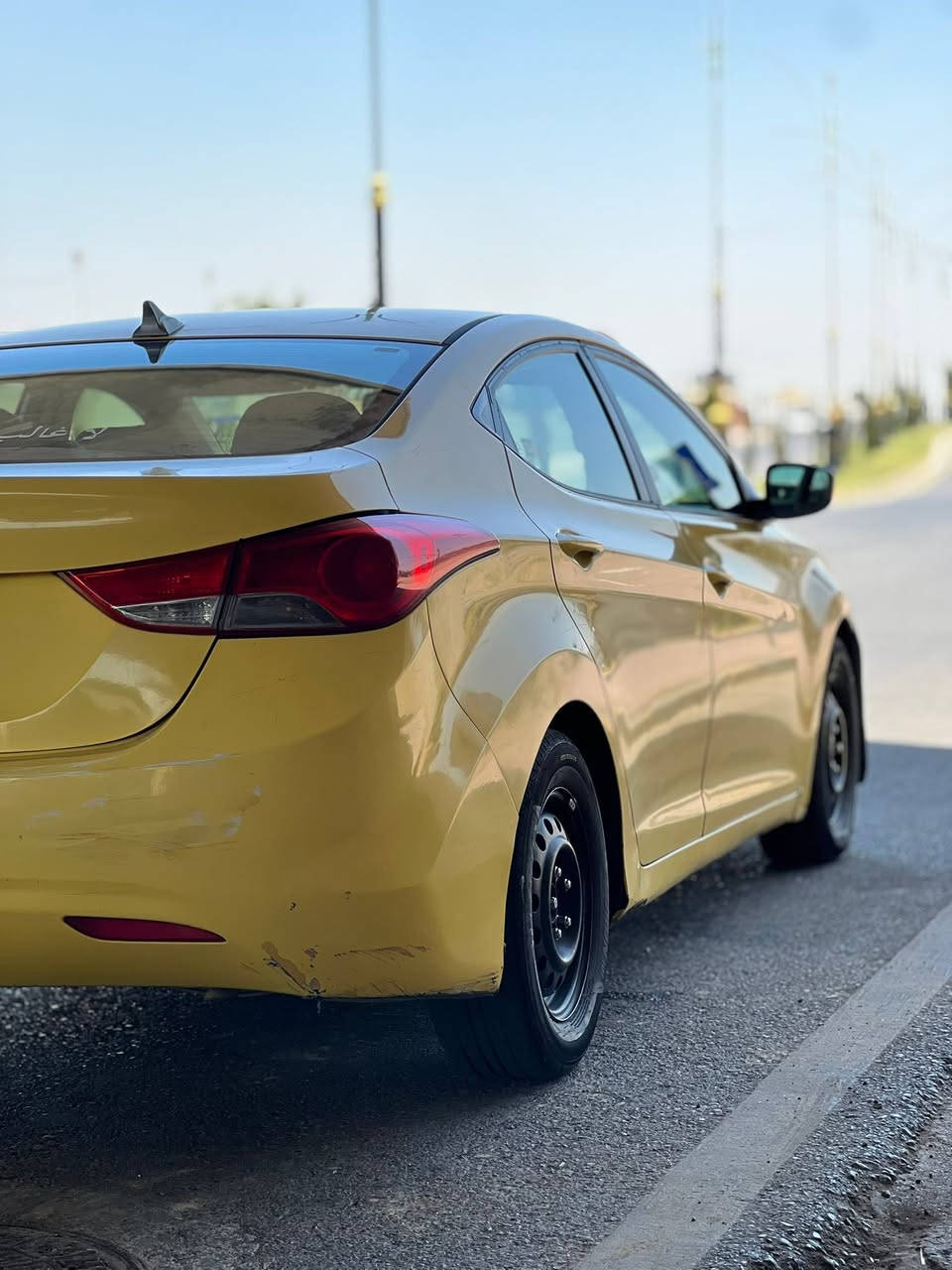 بسم الله الرحمن الرحيم 
للبيع 
‏Hyundai Elantra هونداي النترا 
الموديل 2014 
الضرر امريكه جاملغ امامي فقط بدون دواخل بدون ايربك 
بلعراق تبديل باب خلفي وصبغ بل دوسه وباب السايق بي شويه معجون 
مكينه 18 دوش شرط لا نفخ ولا صرف والكير كذالك
رقم الماني بغداد شرط الوكاله والتحويل 
هيئه وغرامات كلها صفر 
الموصفات 
1 تربيد + تدفئه شرط 
2 تحكمات ستريرن جهتين 
3 كروز سرعه + قفل سكريتر 
4 شاشه اندروايد
5 كاميره خالفيه 
6 قفل مركزي 
وباقي الموصفات المعروفه 
ملاحظه : السياره عليها منظومة غاز بل كامل يعني انسى شي اسمه دوانز وصرفيات 
السياره طخمها شويه يحتاج ادامه مو تعبان حيل بس يحتاجله ادامه وبيها كم ملاحظه تعرفون تكسي وبل شارع 
السعر ( 93 $ ) وبيها مجال 
للاستفسار … 
*********** 
***********
مكان السياره الموصل
