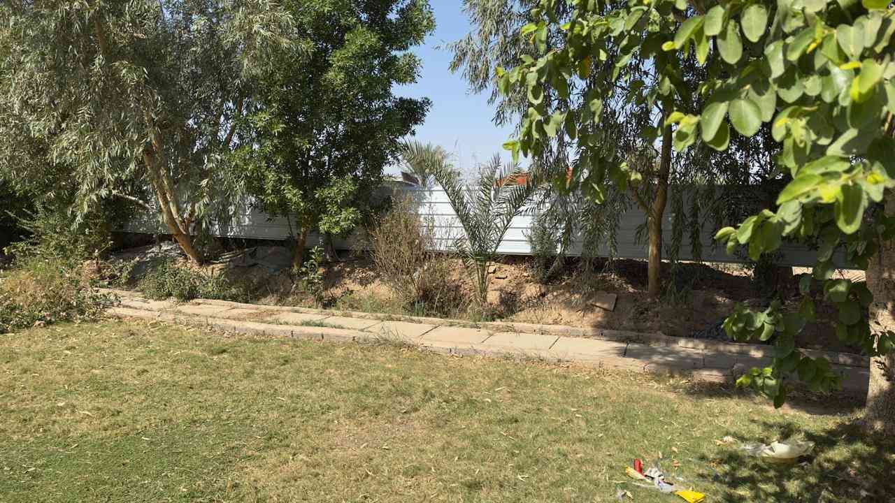 مزرعه للبيع المكان واسط الكوت في منطقة الداحره مطبع على نهر دجلة تحتوي على دار سكن ١٠٠متر مربع ومراجيح ألعاب للأطفال ومكان لركن السيارات مساحة المزرعه ٣٠٩٤ يكون فيًبداية المزرعه بستان وتحتوي على ثلاث حدائق حديقه خلفيه واثنان اماميه مزوده بأماكن للشواء وبلاج حجر من جهة الشط تصلح المزرعه للأستثمار السياحي أو السكن للأستفسار الأتصال على الرقم *********** وجه المزرعه ٢٤ متر ونزال ١٤٦ متر
