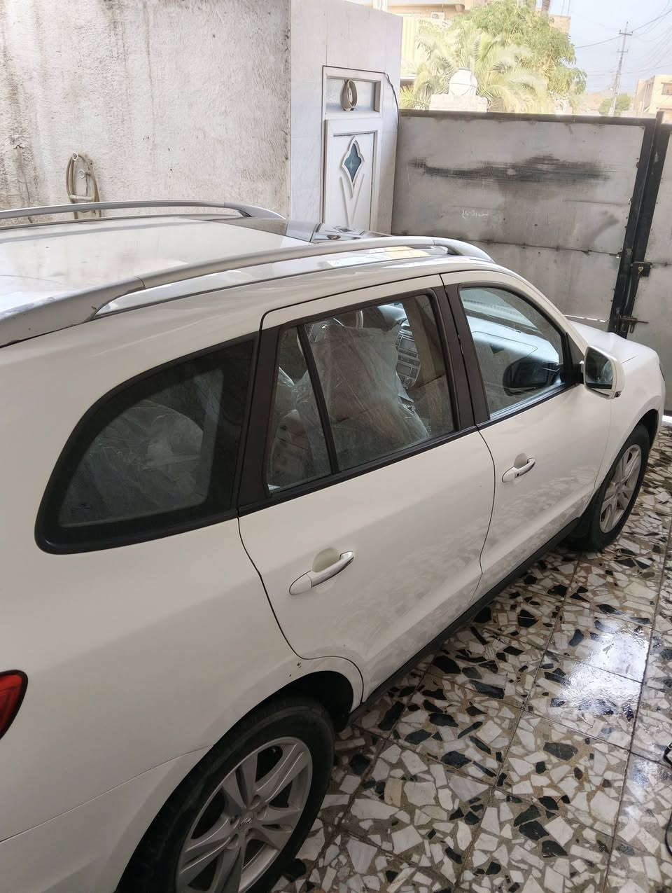 السلام عليكم
سنتافي 2011فول مواصفات 
6سلندر .بصمه .فتحه .حساسات .7راكب .وبعد مواصفات رقم بغداد دولي بسمي سونار بيها باب وجاملغ وشويه جوه اليده مال باب السايق 
ب130وبيها مجال واعتذر عن الاطاله 
رقمي ***********كربلاء
