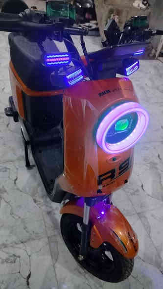 السلام عليكم دراجة كهربائية R9 للبيع شرط نظافة ١٠٠٪ بالچيس إذا مو بالچيس لا تاخذها محتاج واريد أبيعها 
للتواصل / ***********
