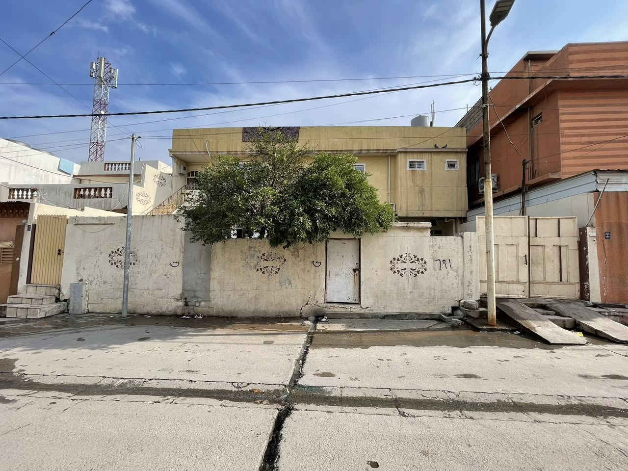 #عروض_عقارات_البدوي
� فرصة استثمارية  دار قديم للبيع بسعر مغري

دار قديم للبيع يصلح للهدم وإعادة البناء
موقع ممتاز للاستثمار وبناء ثلاث دور 

✅الموقع حي السكر 
📐 المساحة: 300 متر
📏 الواجهة: 15 متر
🛣 الشارع: صبة عرض 8 متر
للاستفسار *********** /***********
