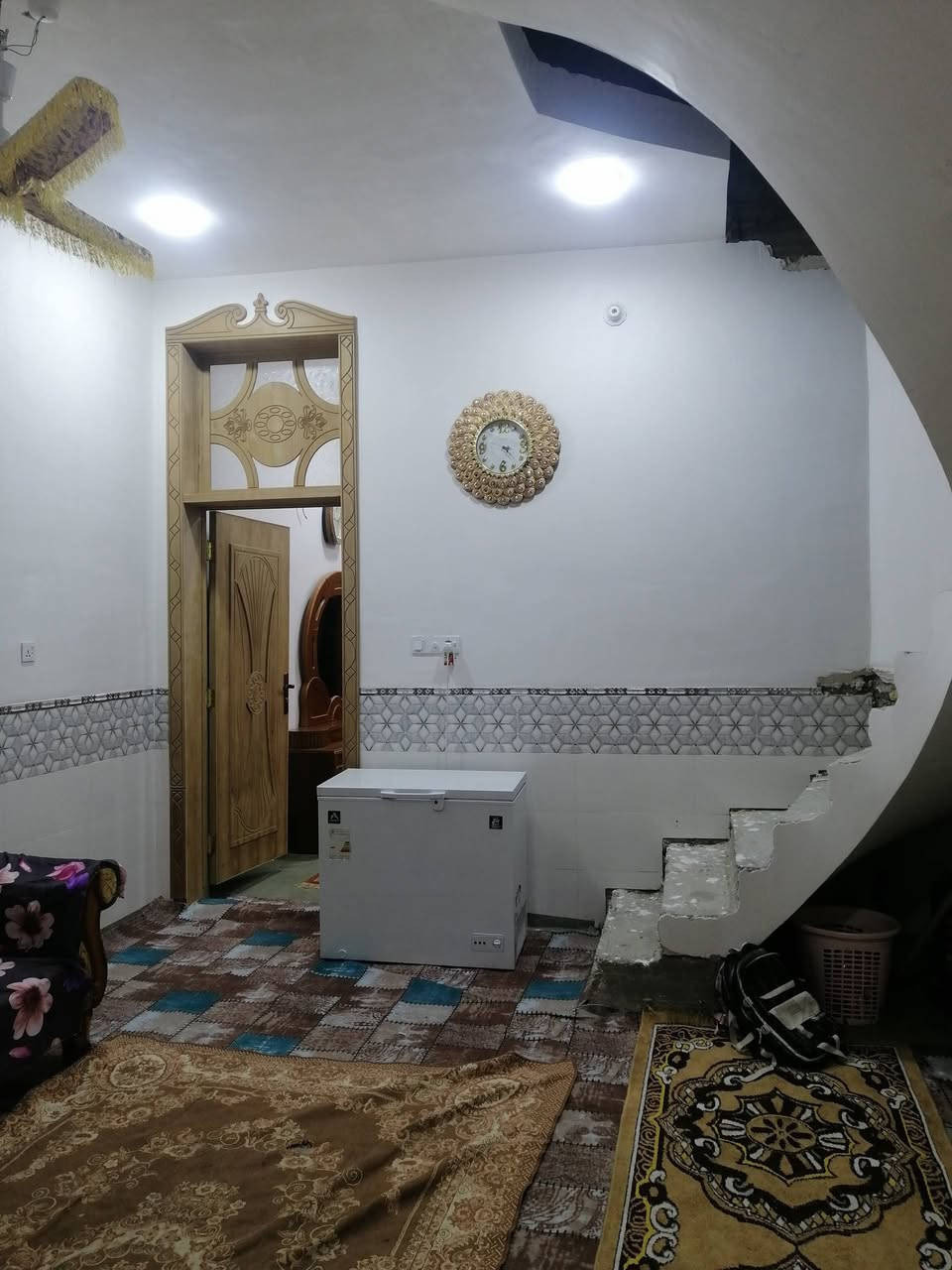 دار للبيع المساحه ١٢٠ متر سند ٢٥ بزوير الغربي شارع مضيف الرسول الأعظم  يتكون من استقبال ومطبخ وهول وغرفه وصحيات داخليه وخارجية عايز ارضيه و فرشي السطح فقط الاتصال على الرقم ***********
