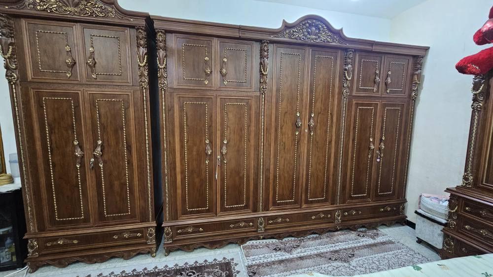 غرفة 6 ابواب طابقين ملحق

داخل وخارج صاج طبيعي

الوجه صاج طبيعي 5 ملم

الداخل صاج طبيعي 4 ملم

القواعد دبل قاعدة بلوك صاج وحبس وجهين

الظهر چرچوبة دفن داخلية شد براغي 

كل الغرفة لوكنز ارجل زان مرتفعة عن الأرض

كل الغرفة دنگ زان 8.5سم

كل الغرفة المسكات خشب زان

كل الغرفة لف الأبواب والمجرات زان 4.5سم

تاج الكنتور وزاوية الملابس زان ثقيل

تاج الچرباية من افخم موديلاز الزان بأرتفاع224سم وعرض 180سم

الدوشمة خياطة يدوية 

الشازلون عمل يدوي خشب معاكس صاج وخشب زان وخياطة يدوية 

ارضية الغرفة كلها مجرات كنتور وملحقات

داخل وخارج الغرفة مصبوغ

نوع الصبغ كليرمات مطفي (چكليتي وتطعيم رسم ذهبي)

زاوية الملابس طابقين ملحق بأرتفاع الكنتور

ارتفاع الكنتور 270سم

عرض الكنتور 348سم

عرض زاوية الملابس 128سم
 السعر 3.500.000

*********** عمارة, ميسان
