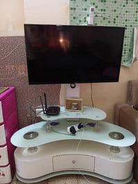 ميز خشب مابي شي داخله جرار وبي طابقين من زجاج وبي قاعده تلفزيون نضيف م...
