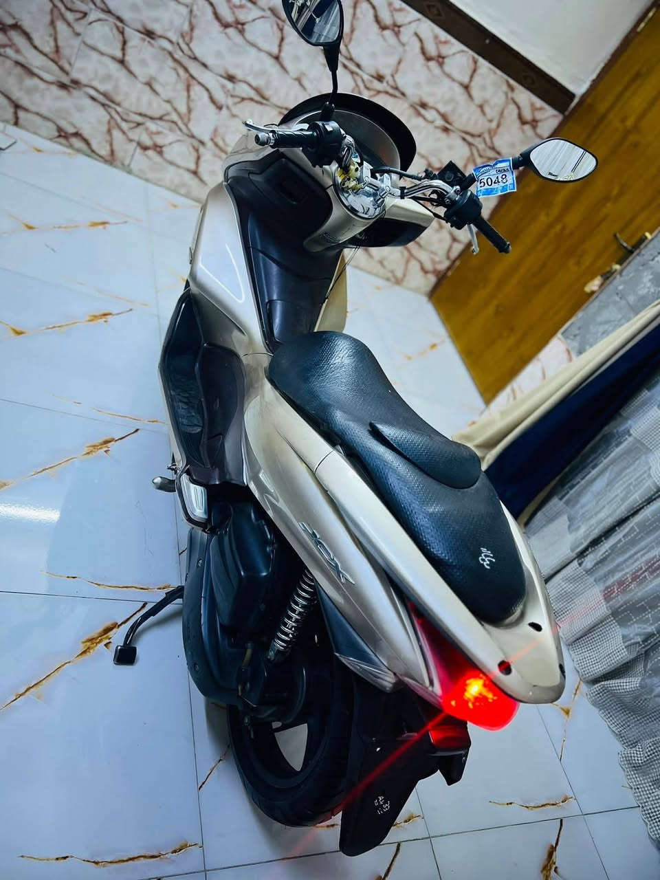 سلام عليكم دراجة pcx جيل اول لون مميز مكينه 125 الدراجه خير من الله بيه تخم تاير جديدة منظومه بانزين جديدة كلجات جديدة الدراجه بيه ملاحظات بسيطه بالكفر الكهربائيات كله شغاله نكره سلف باي وكت السعر 1300 وبيه مجال
*********** مكاني بغداد باب معظم
