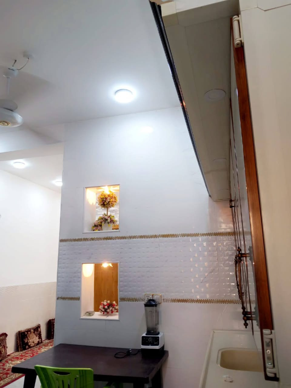 دار للبيع بالنداء شارع مجمع بيتي منطقة 52 قرب جامع الاحسان طابق ونص مساحة البيت 100 متر يباع نقد او المبادرة سعر 95 مع المجال رقم الهاتف واتساب ***********
