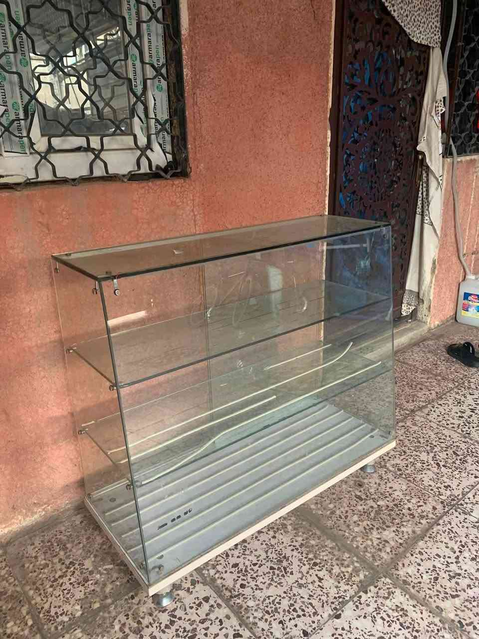 ميز زجاجي يفيد الاصحاب المحلات بسعر جيد ومناسب للأستفسار ***********

