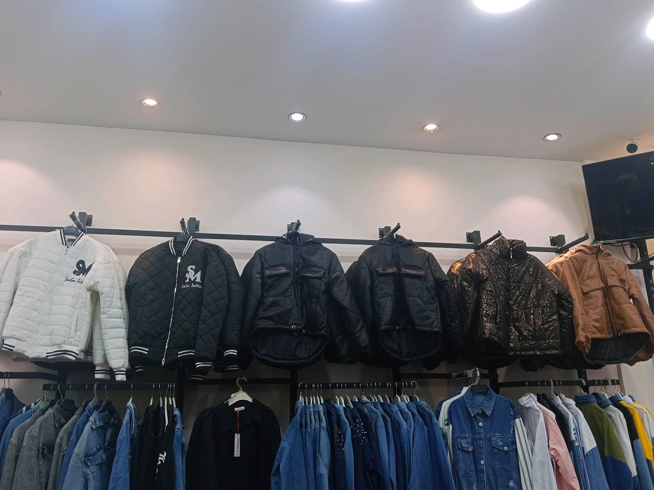 سعر القطعه 10 الاف دينار ويوجد توصيل لجميع المحافظات الحجز يتم عن طريق  مراسلتي على الواتساب رقم الواتساب *********** في حال طلب اكثر من قطعتين يكون التوصيل مجاني لجميع المحافظات