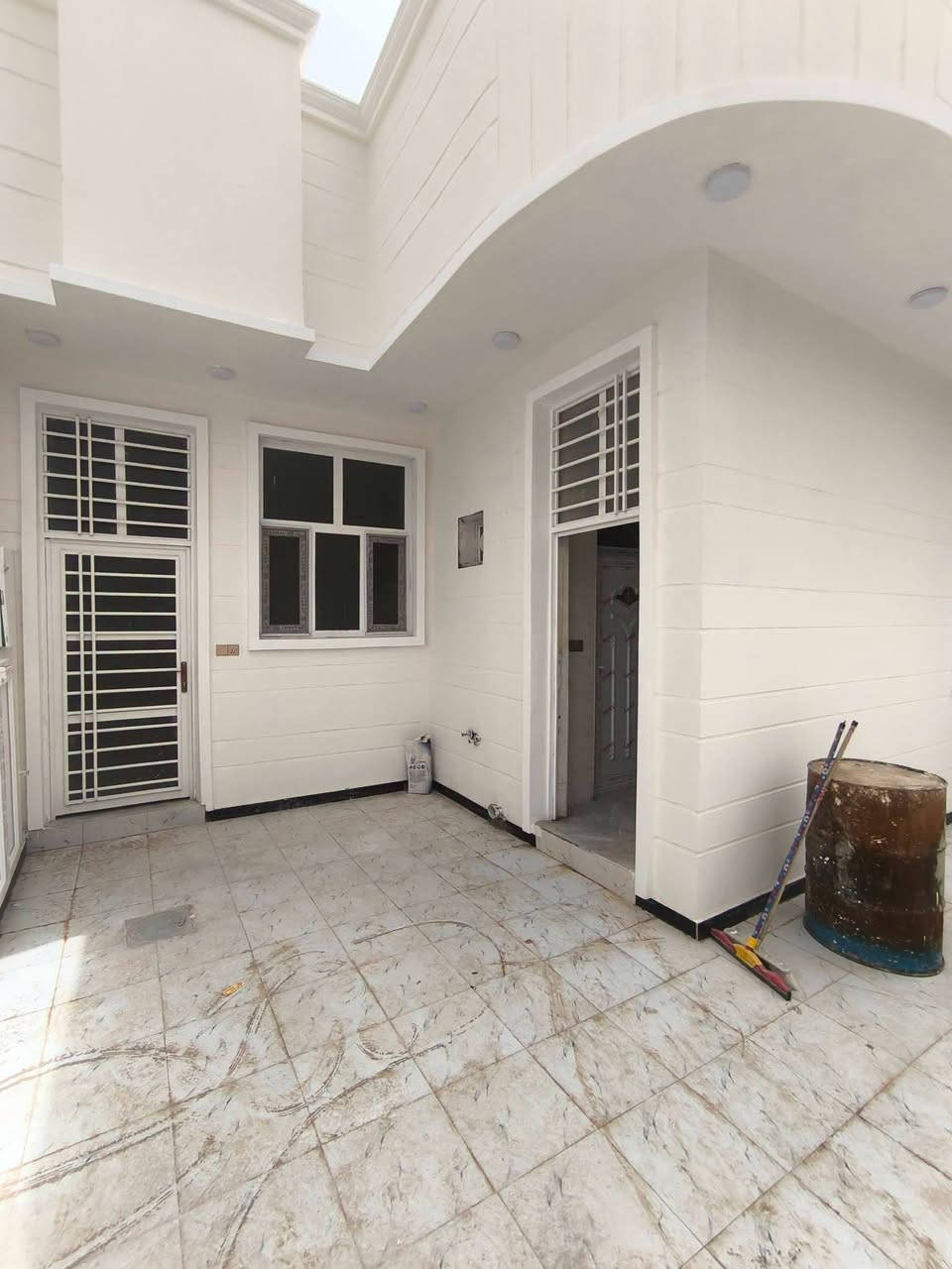 🏡 دار سكن زراعي – موقع مميز في حي الجامعة

📍 العنوان: حي الجامعة، نهاية شارع 20

🔹 المساحة: 200 متر
🔹 الواجهة: 10 متر

✨ تفاصيل البيت:
غرفتين نوم
صالة
استقبال
مطبخ حار وبارد
كراج سيارة 🚗

💡 موقع هادئ ومناسب للعوائل وقريب من الخدمات

                          المراجعة 
     ♦️♦️♦️مجموعة باسم الشمري♦️♦️♦️
      ♦️♦️للاستثمار والتطوير العقاري♦️♦️
الفرع الاول/بغداد،القادسية،قرب مجمع الوزراء
الفرع الثاني/الديوانية،الجزائر ،الشارع الخدمي،مقابل تقاطع أم الخيل
____
للأستفسار الاتصال على📲
قسم المبيعات 📠
***********📱
***********📱

📲 حمّل تطبيق باسم الشمّري العقاري الآن من Google Play:
👉 [https://play.google.com/store/apps/details?id=com.basemShamry.app](https://play.google.com/store/apps/details?id=com.basemShamry.app)
🍏 قريبًا على App Store

