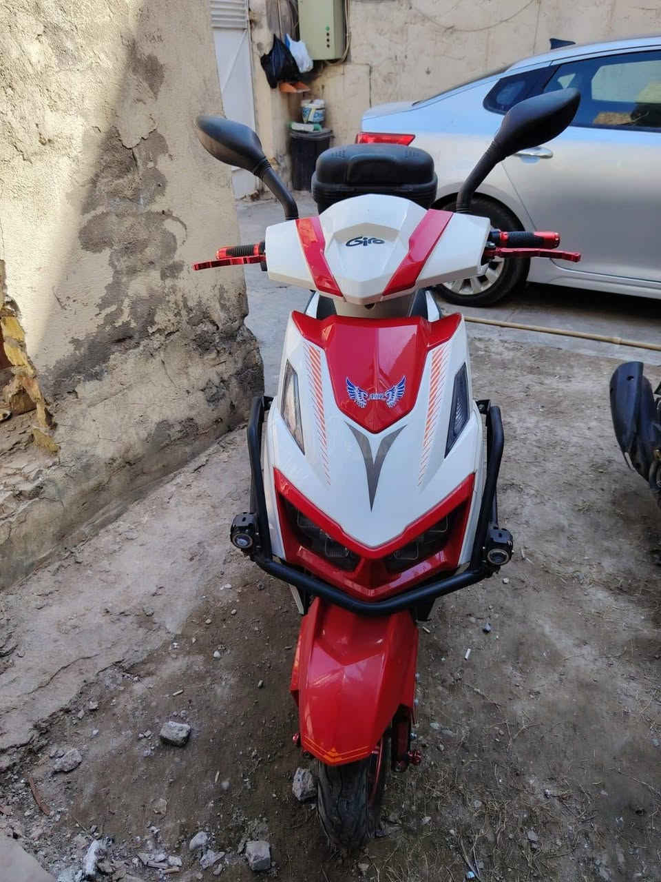 دراجة  سكوتر كهربائي من ماركة Giro (أو Gio)، ويتميز بتصميمه العصري باللونين الأبيض والأحمر..

السرعة القصوى: تصل إلى 50 كم/ساعة (30 ميل/ساعة).

النطاق: يمكنه قطع مسافة تصل إلى 65 كم (40 ميل) بشحنة واحدة.

القدرة: محرك بقوة 500 وات (يصل إلى 800 وات كحد أقصى).

المميزات: مزود بفرامل هيدروليكية أمامية وخلفية، وإنذار ضد السرقة للإستفسار *********** بغداد الشعب
