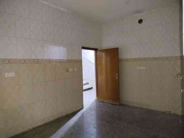 دار للبيع طابو زراعي سند 25 مساحه ١٦٠ بناء ٢٠١٤ واجه ١٠ ونزال ١٦ م يتكون من طابق ونصف الطابق الاول كراج يسع لسياره ومطبخ واستقبال وكلدور وغرفه ومجمع صحيات متكامل مع مناور عدد ٢ والطابق الثاني غرفه ومجمع صحيات العنوان حي الجزائر خلف مستشفى الحياه قريب جدا على الخدمي لجسر الجزائر السعر ١١٠ مليون قابل للتفاوض للاستفسار الاتصال على الرقم التالي *********** او مراجعه مكتبنا الكائن في الجزائر مقابل مجبس التمور أو مدرسه الطريق الى المئه
