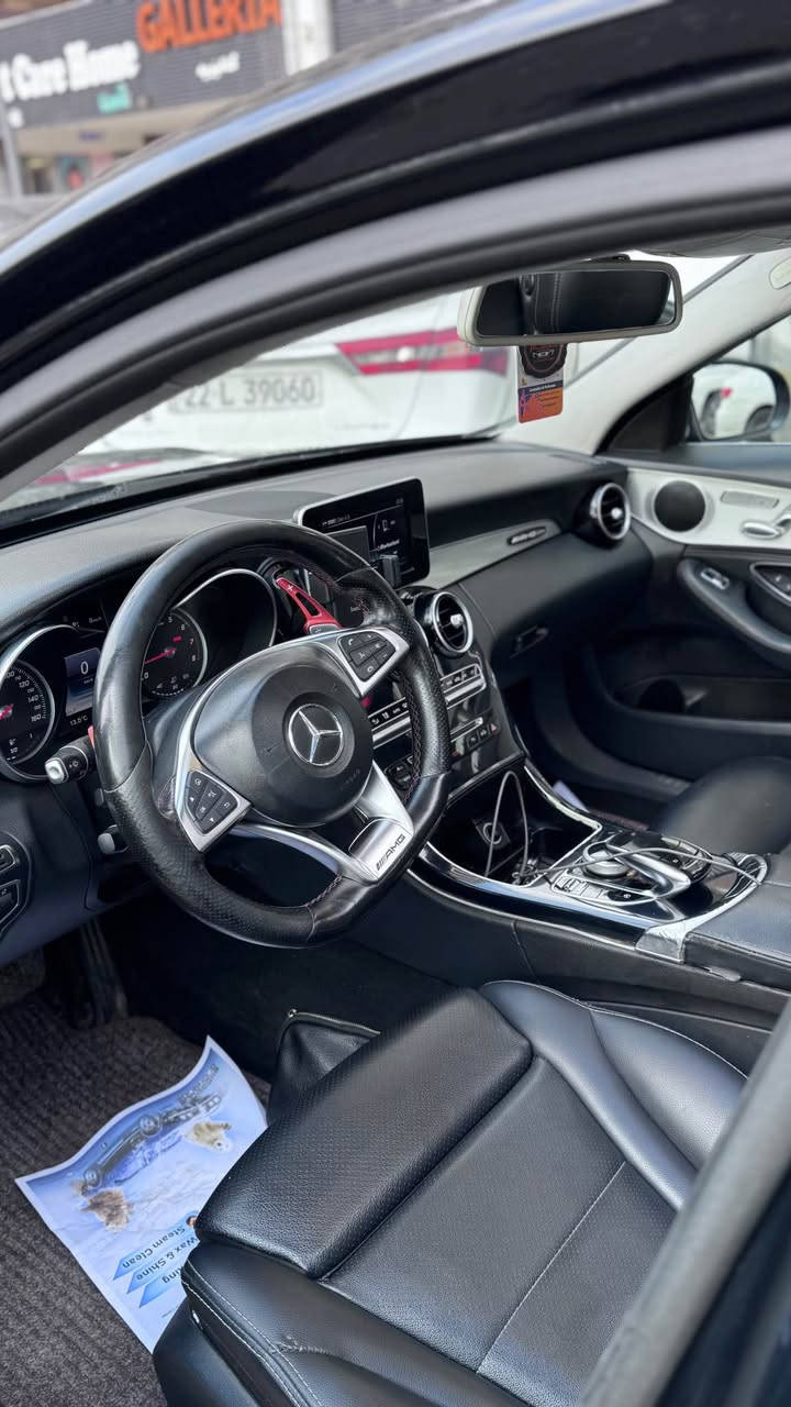 السلام عليكم 
مرسيدس c300 موديل 2016.. رقم اربيل الجديد السيارة حادثها جدا بسيط فقط بنيد محدث ومصبوغ وطرف الجاملغ.. دبل ماوس فول اعلى مواصفات بفئتها.
عليها كت كامل حتى الويل AMG  كير ومحرك وتبريد ممتازات.
للبيع ب220 وبيهه مجال او المراوس بسيارة سعر اقل محتاج فرق وحسب الرغبة.
الاتصال على رقمي ***********
الموقع بغداد المنصور او الدورة. بغداد, العراق
