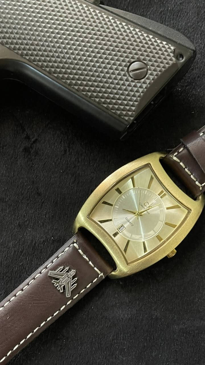 ⌚️🔥
ساعة Ck تصميم يلفت النظر من أول لبسة
لون ذهبي فاخر ويه سير جلد بني يعطيك هيبة وستايل راقي 😮‍💨

✔️ شكل كلاسيك عصري
✔️ خفيفة ومريحة باللبس
✔️ تنفع للكشخة اليومية والمناسبات

إذا تريد ساعة مختلفة وتفاصيلها فخمة… هاي إلك 👌
السعر نار 
وقم لاعتماد ***********
