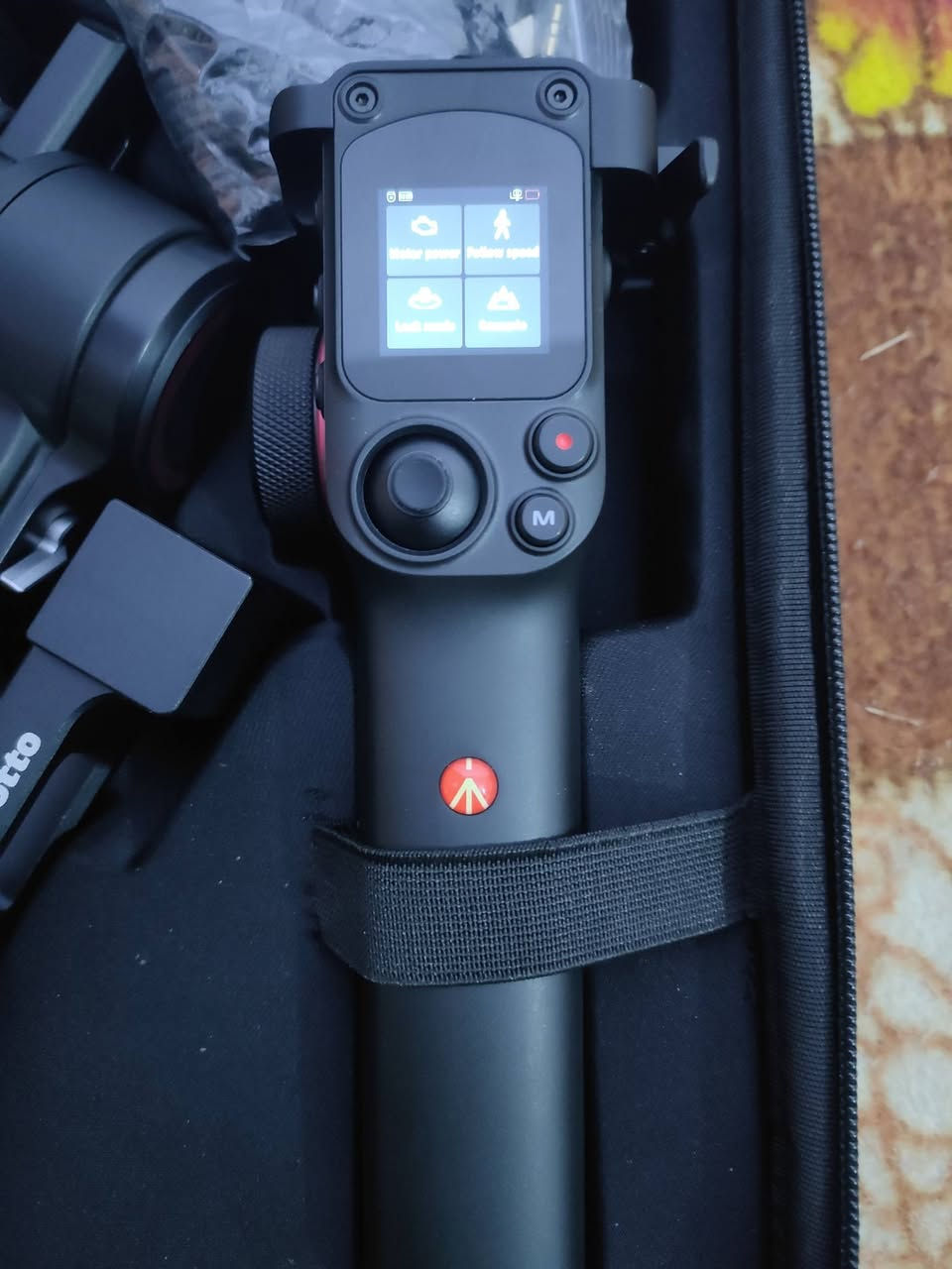 كمبل  مانفروتو (Manfrotto MVG300XM Modular Gimbal). 

يتميز بتصميم معياري مع مقبض قابل للفصل يمكن استخدامه كوحدة تحكم عن بعد.

 يدعم كاميرات (CSC) و (DSLR) بوزن يصل إلى 3.4 كجم.

شاشة LCD تعمل باللمس لسهولة اختيار الإعدادات وذراع تحكم (Joystick) لحركات الحامل.

ذاكرة نقاط توازن ونقاط علام (Position memory red dot) لتسهيل الإعداد.

السعر 250 الف اخر قطعه


**إذا كنت صاحب هذا الإعلان وتريد حذفه لأي سبب، رجاءا أرسل رسالة إلى الدعم الفني**
