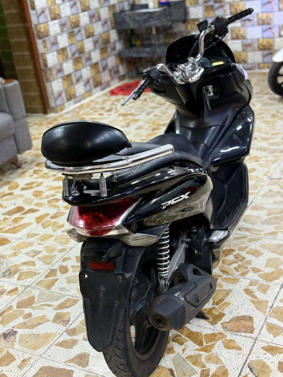 السلام عليكم للبيع دراجه pcxجيل الاول  دراجة  ماخذها رمبه الدراجه وأعلى ايدي حجم مكينه 150ياباني الاصلي دراجه جديده مال جناي وعلئ ايدي لون ابيض   
ياباني الاصلي دراجه كامله أستان كهربائي حساس ازدحام سويجات دراجه جديده الدراجه  احلا من الصور مال جناي المكان بغداد دراجة مكفوله اي نقص مابيه السعر مليون و٢٥٠ 
وبيها مجال بسيط  
اي استفسار ***********
