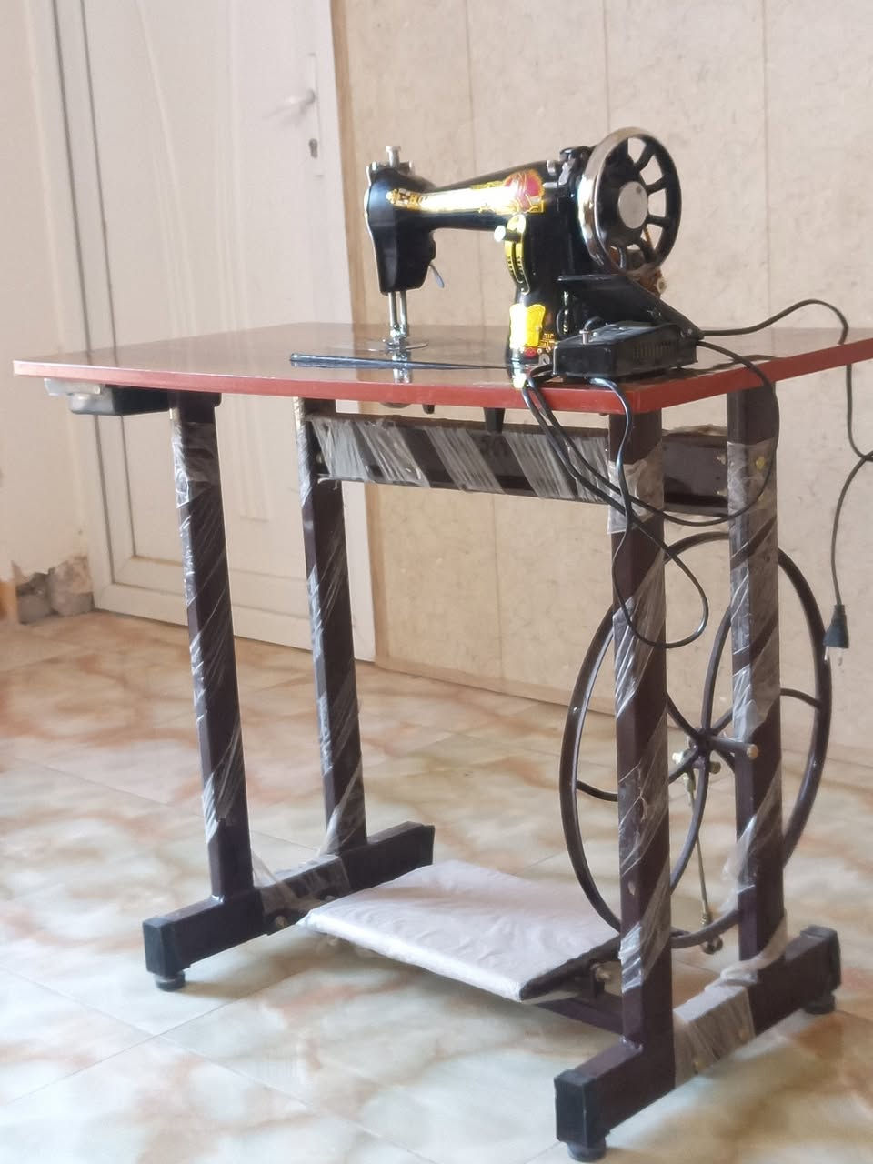 مكينت خياطه لبيع السعر 80 وبيه مجال مكاني ديوانية ***********
