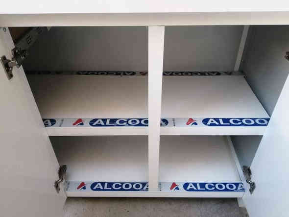 للبيع كاونتر 3 قطعه قياس مترين و نص الكاونتر وسنك قياس متر و 30سم الأبواب خشب داخل  المنيوم قليل مستخدم بعده جديد ***********
