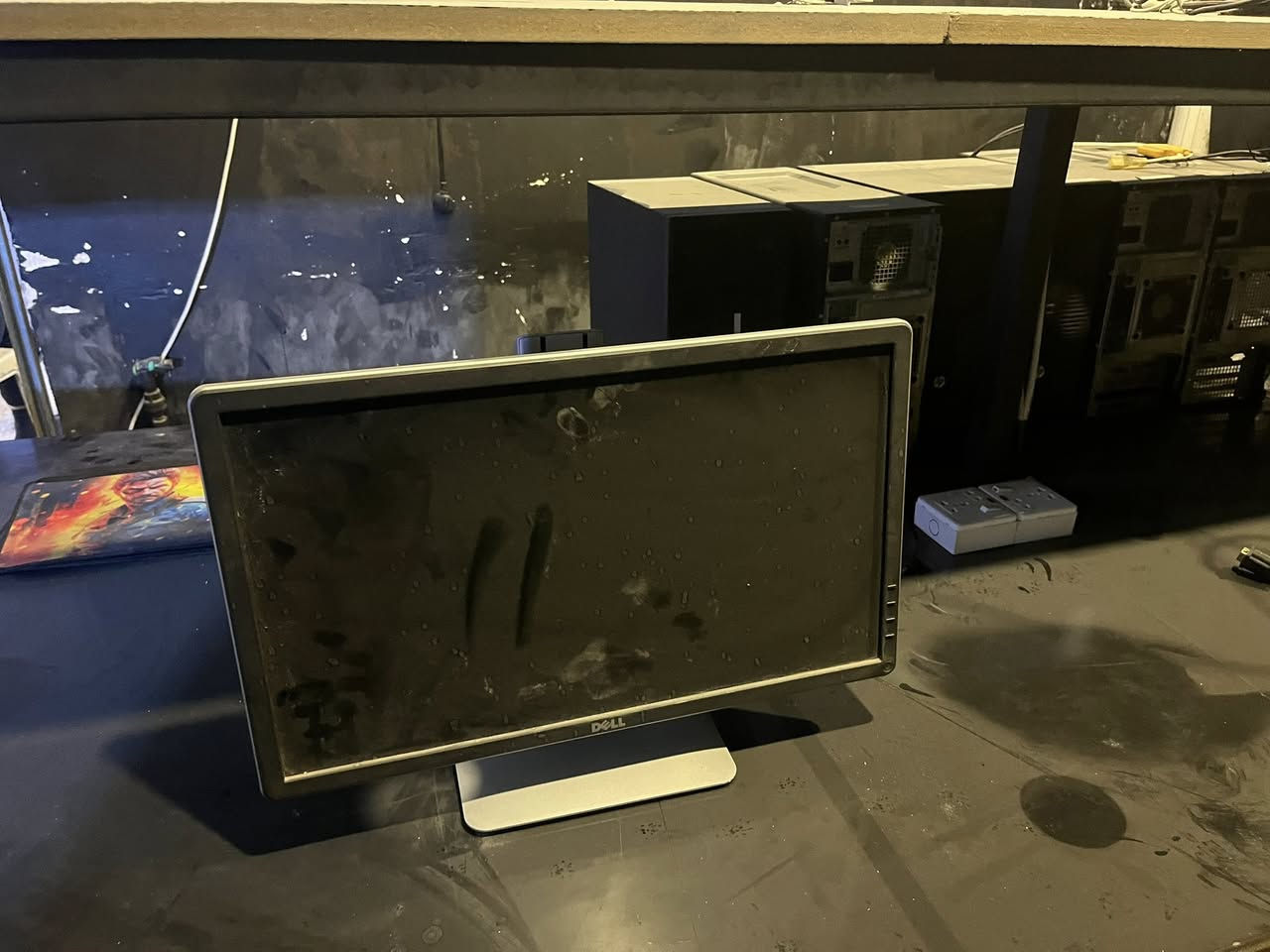 السلام عليكم 
دسك توب hp
كور  اي ٧ الجيل الرابع
رام ١٦ ddr3 
هارد ٥٠٠
كارت شاشه ١٠٥٠ ti ٤كيكا
شاشه ديل حجم ٢٢ 
مع الميز وكل الغراض الي موجوده عل ميز ما عدا اليوبي اس 
للأستفسار 
‭٠٧٧٠ ٧٨٠ ١٦٩٢‬
