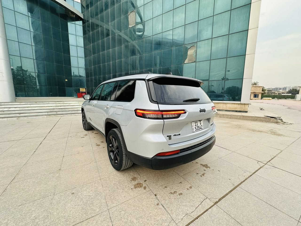 السلام عليكم 
جيب 2023 L لمتد 7 راكب

بدون ايربالك بدون شاصي بدون لغد 

شاشه كبيره
كشنات جلد vip
تبريد 3 قطع
فور ويل
تدفئه كشنات امامي
تدفئه كشنات خلفي
تحديد مسار
رادر امامي
دخول ذكي بصمه
كامره دواره
صندوق كهربائي 
شاشه كيجات ديجتل
شفتات بالستيرن
حساسات خلفيه 
اَتو بريك توقف ذاتي
نقطه عمياء 
اشاير بالمري 
فول تحكم استيرن
نظام ملاحه 
كار بلي 
تشغيل عن بعد
خزن ميمري للمقاعد
لد نهار 
4 انظمه قياده 

ماشيه 31الف فقط 
ويل 20 اسود ابلادي 
مكينه 3600
وبعد بيها هوايه مواصفات
السياره اجتي غراضها وياها وكلها بلاديه 
وبدون ايربالك ولا شاصي ولا لغد 

السياره صار بيها 4 قطعه صبغ 
وشويه بالبنيد ع كده 

رقم بغداد تحويل مباشر 

السعر 279$ وبيها مجال بسيط 

*********** 
مكان السياره بغداد الغراليه
