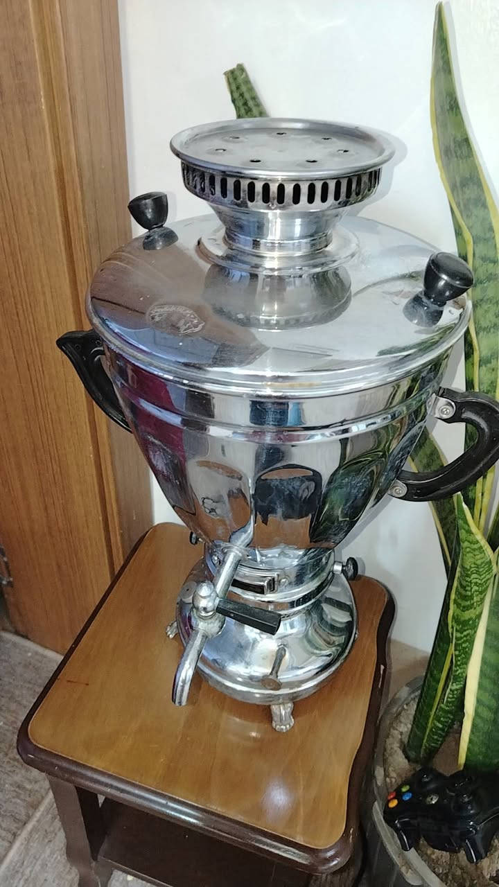 "هذا السماور للبيع، قديم (أنتيك)، بس تانكي النفط مالته مزروف. خلّوا سعركم ببالكم، وإذا السعر عجبني، الله يبارك للشراي."


**إذا كنت صاحب هذا الإعلان وتريد حذفه لأي سبب، رجاءا أرسل رسالة إلى الدعم الفني**