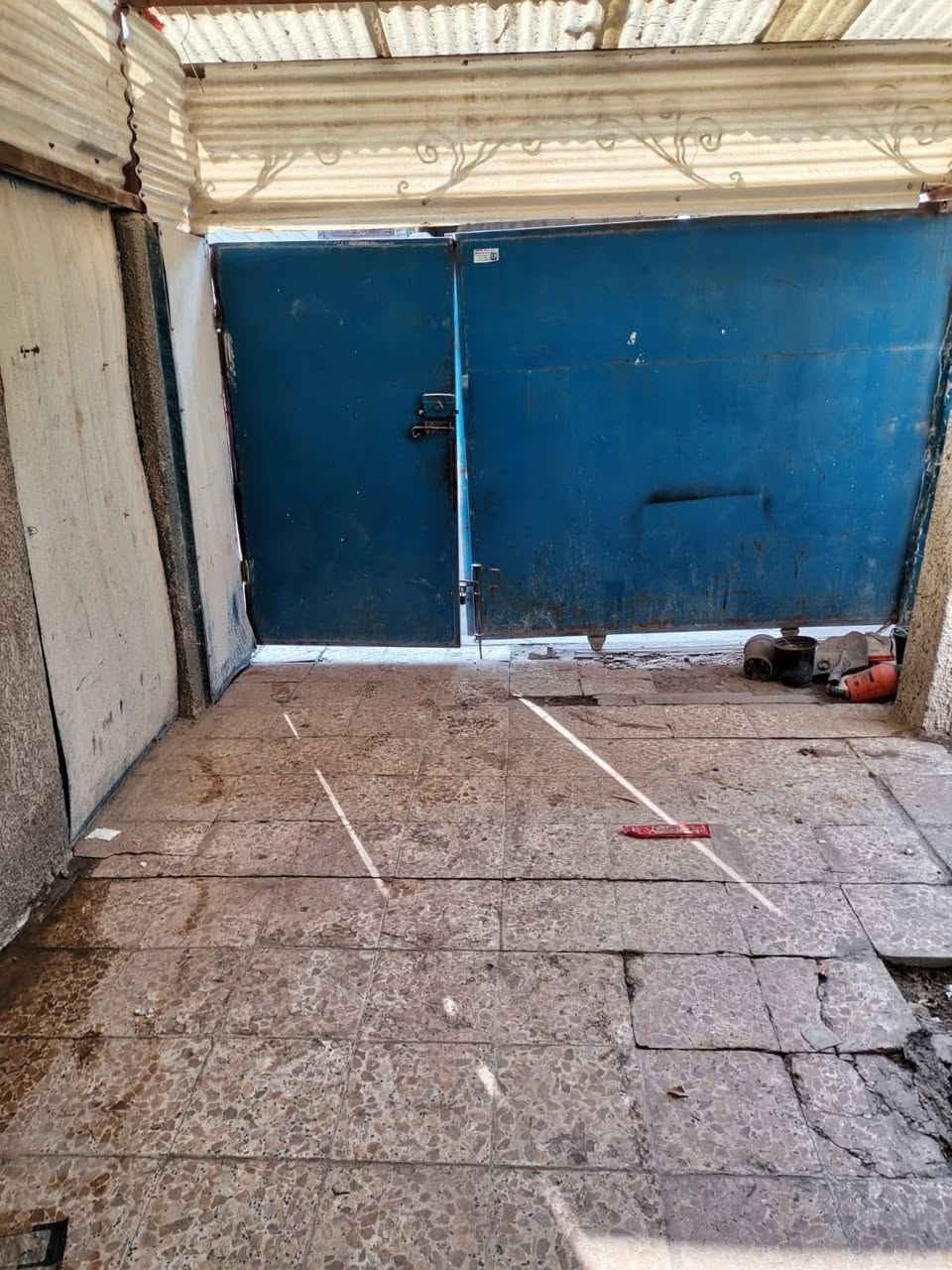 السلام عليكم

دار ٦٨م واقع حال ٧٠م

واجهه ٥ونص نزال ١٢ونص

٣طوابق

صاله
مطبخ
حولي
٣نوم
حمامات
مدخل شارع مرطبات عسل
من ضمن الركن التجاري

السعر 155مليون والتفاوض مع صاحب العقار

غزاليه شارع الضغط 
للإستفسار (***********)
