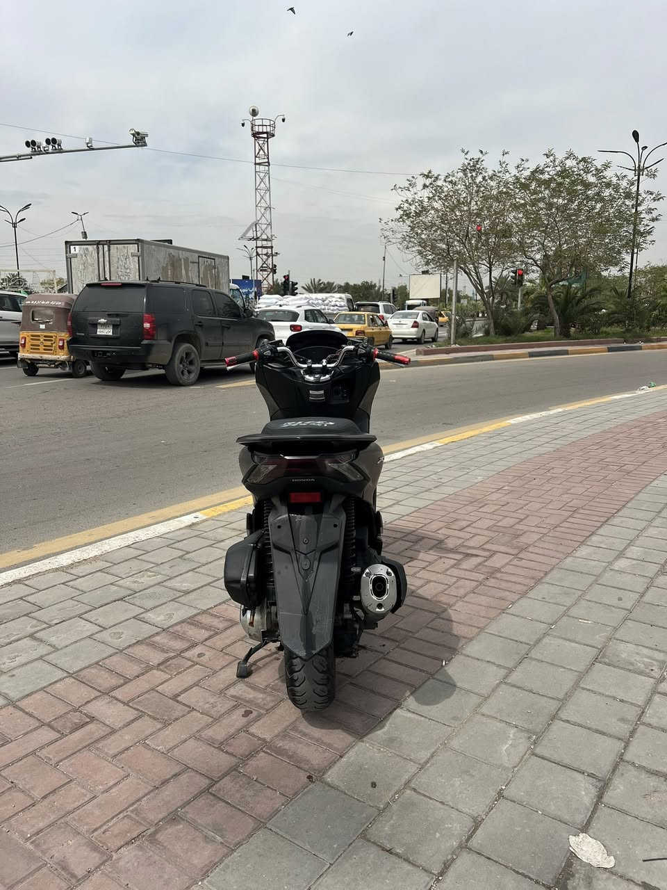 السلام عليكم
للبيع‼️ 
Pcx
((بي سي اكس))جيل رابع وارد كوري‼️
دراجه كفاله صار شهرين من نازله من لمعرض كهربائيات كلها شغاله مكينه مكفوله دراجه جديد معنه لكلمه جيب فيتر وتعال افحص اوراق كامله دراجه مال جناي
مواصفات.؟؟
مانع تزحلق‼️
حساس ازدحام‼️
تدفئه بل يدات‼️
بريك ABS‼️
$:سعر 16ونص وبيها مجال حك جيه 
عنوان: بغداد حي اور 📍
📞رقم لهاتف: ***********
