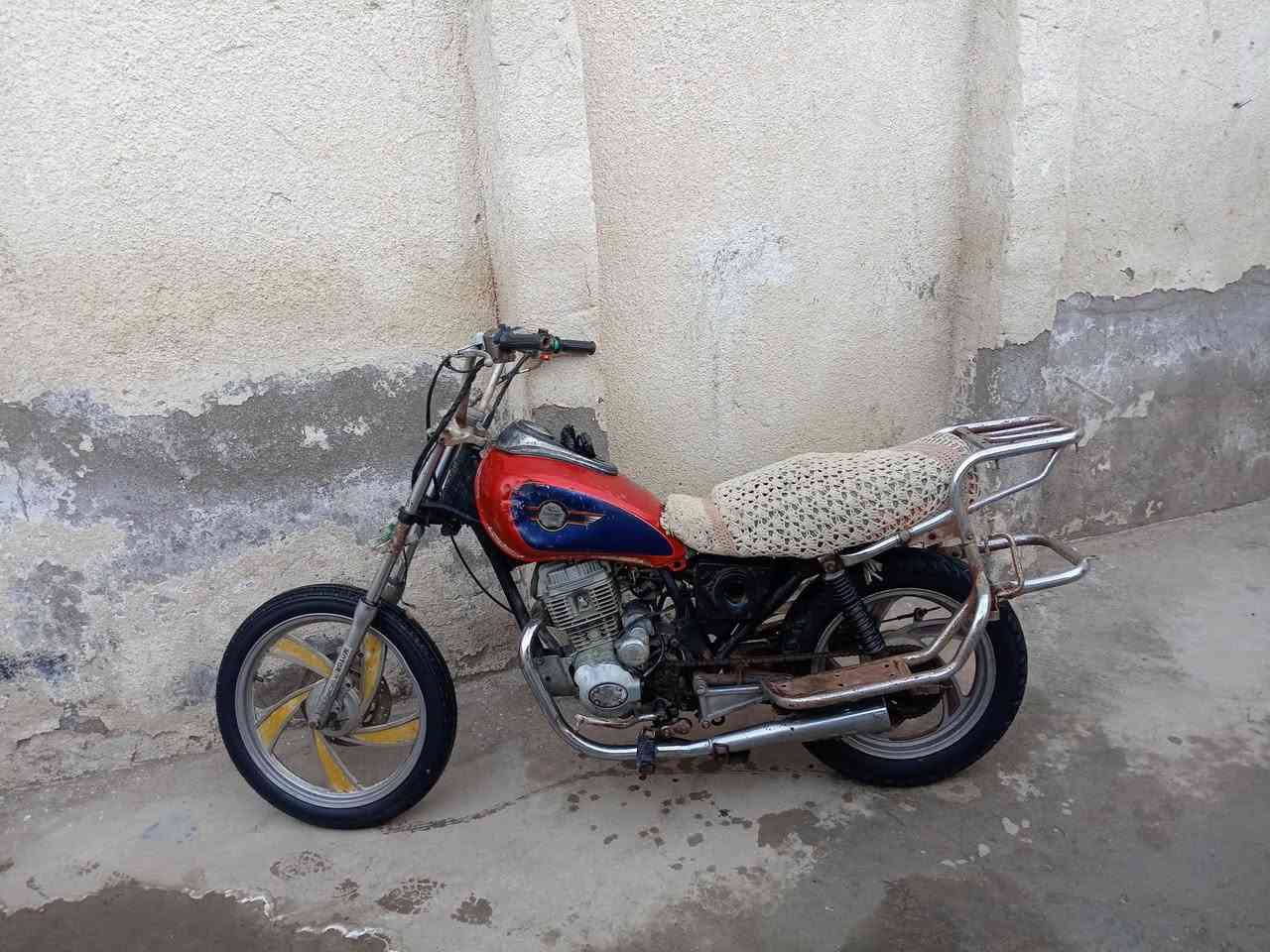 سلام عليكم دراجه للبيع 2011 اوراق اصولي محرك فول ما يدخن ولا ينقص ضفيره جديده تايرات زوج جدد دراجه جاهزه مكاني رفاعي رقمي ***********
