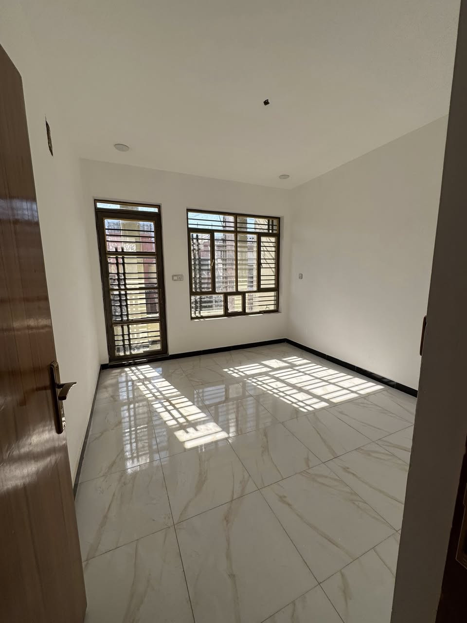 دار للبيع
المساحه 50م 

الوجه 4 نزال 12/50

يحتوي على صالة 🏠

ومطبخ 🧑‍🍳وخدمات 🧽

وغرفتين نوم 🛌🛏️

العنوان الرسالة الثانية شارع الرافدين 

قرب أسواق التفاحه

الاستفسار ***********
