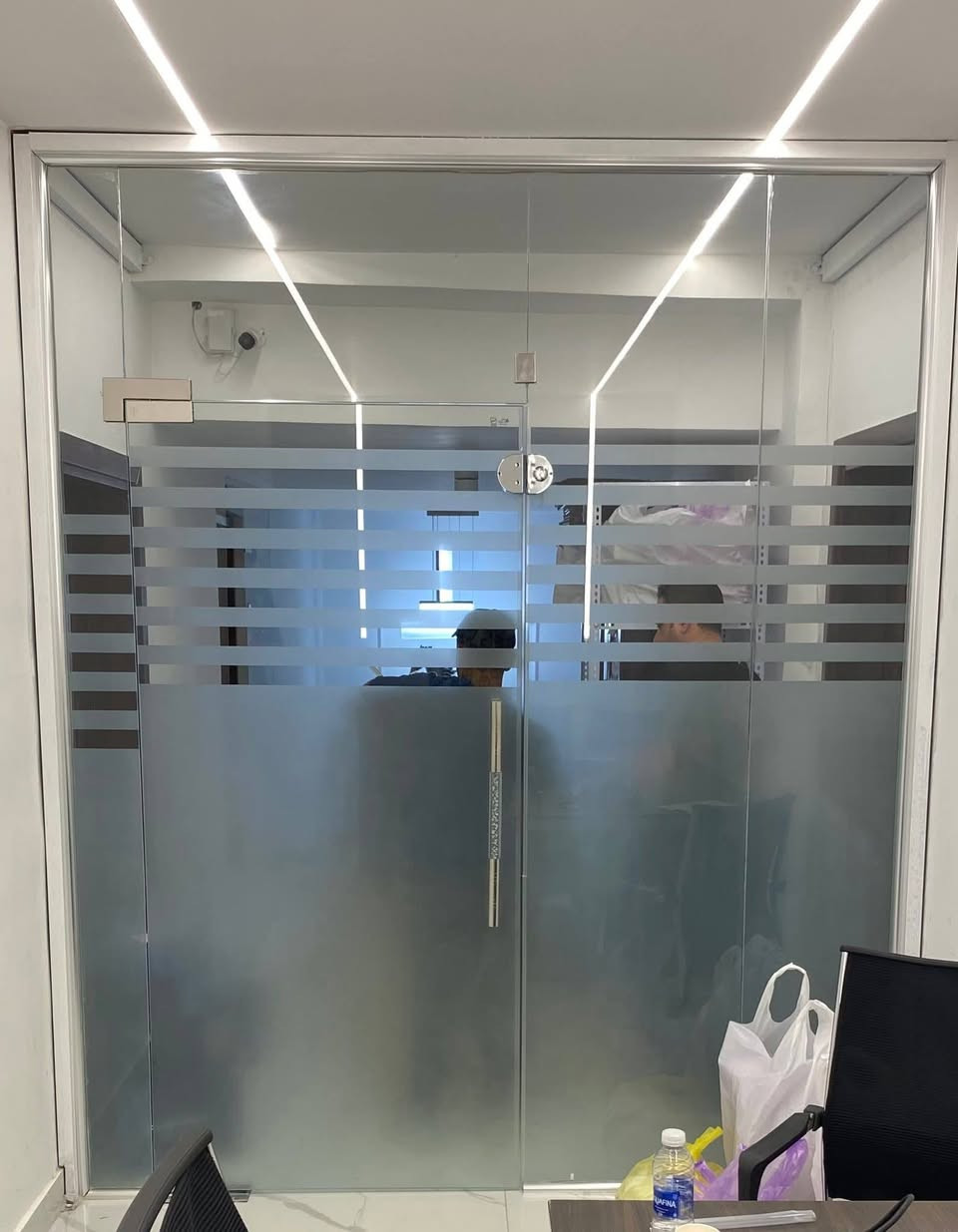 (الامير للواجهات الزجاجيه)
عمل كافة الواجهات والقواطع الزجاجيه 10ملم جميع الانواع المقسى والعادي  بأنسب الأسعار  #محلات #فنادق 
يتوفر ايضاً #صيانه عامه 
نتواجد في جميع مناطق #كوت_خاجيه
للأستفسار مراسلة الصفحة او  الأتصال او مراسلة على الرقم***********
او     ***********
 واتساب 📞
