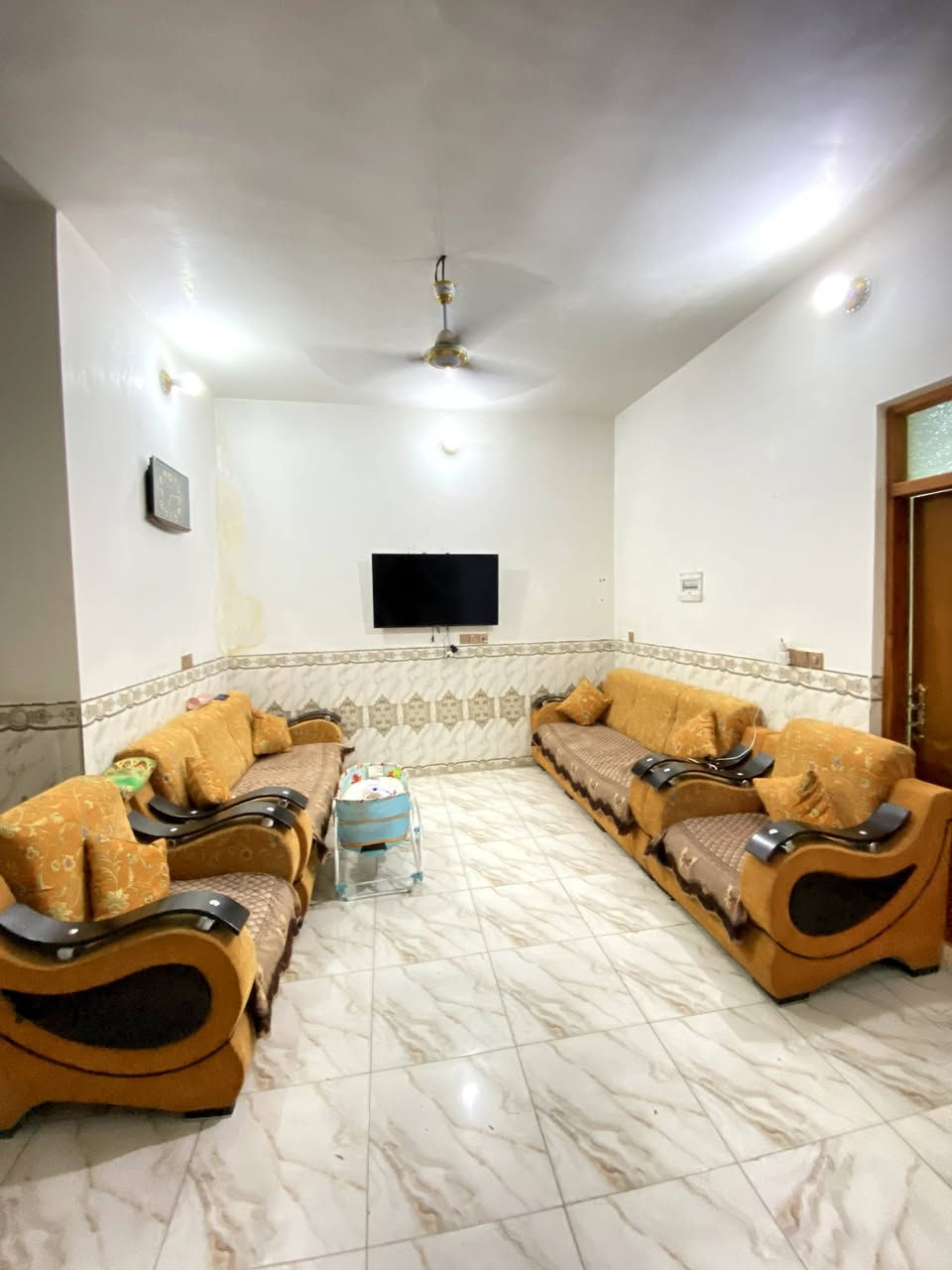 🏡 دار للبيع
📍 دوانم المعمل – قرب جامع مكية
📐 المساحة: 150 م²
🏠 طابق واحد – غرفتان
💰  (  72 )  مليون دينار
📞 للاستفسار: ***********
