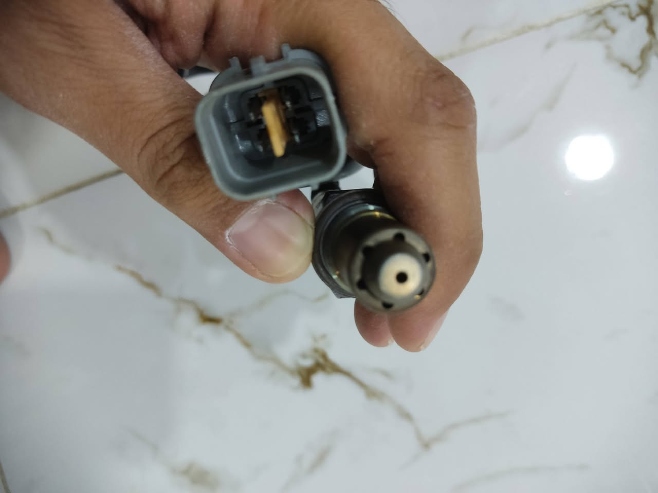 السلام عليكم 
حساس صالنصه تفصيخ
Bosch: 0 258 010 281
Hyundai/Kia: 39210-2B110
هذا الحساس يُستخدم في عدة سيارات هيونداي وكيا، منها:
هيونداي إلنترا (بعض موديلات 2011–2020 حسب المحرك)
هيونداي أكسنت
هيونداي i30
كيا سيراتو (Forte)
كيا ريو


**إذا كنت صاحب هذا الإعلان وتريد حذفه لأي سبب، رجاءا أرسل رسالة إلى الدعم الفني**