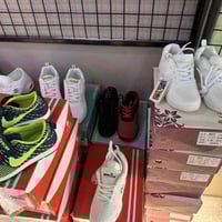 تصفية احذيه سعر قطعة 2,500 الف دينار بى مجال شلع شلع  وارد بريطاني جدي...