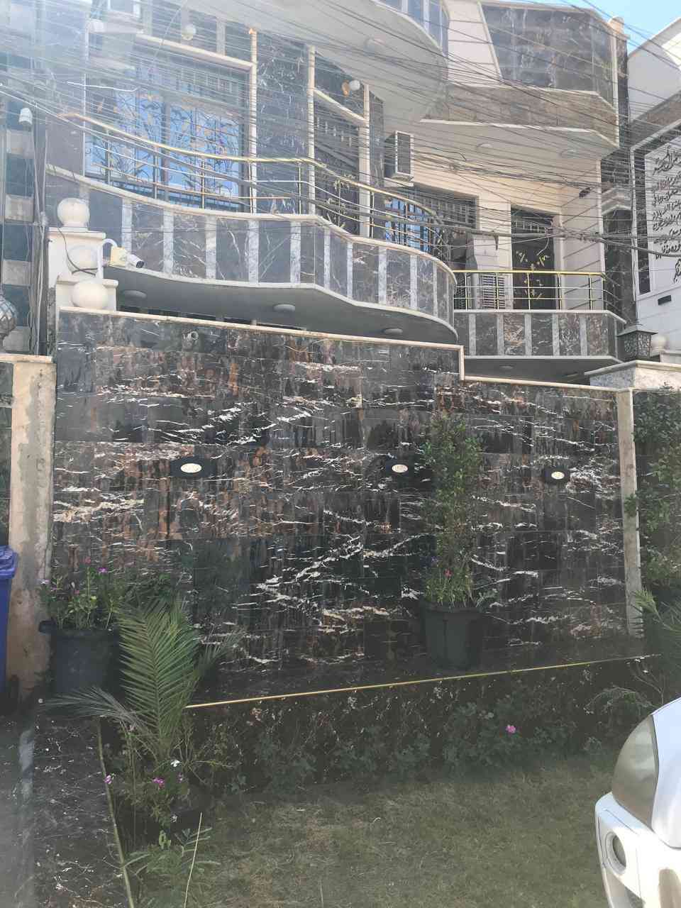 السلام عليكم بيت مساحته 170 مسلح ثلاث طوابق واجهه 8،5 ونزال 20م كراج مع خدمات خارجيه واجهه مرمر يحتوي 6غرف نوم السقوف كلها مغربي البيت درجه اولى مقابل الاسواق المركزيه حي التجار الاستفسار الاتصال على 

***********
