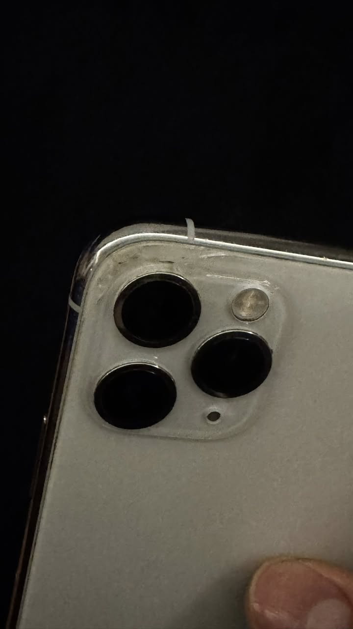 سلام عليكم
Iphone 11 pro max امريكي ماخذة من الريتاج 
ذاكرة 256 
بطارية 86 
نضيف الجهاز وممفتوح ولا مبدل بي شي  كلشي شغال 
النقص مالته بس السماعات ميشتغلن ما ادري اذا تصليحه سهل لو لا لان موديته لاي واحد 
وبي هذا الفطر بالضهر موجود بالصور 
مكاني بغداد الغزالية 
سعرة 290 
***********
